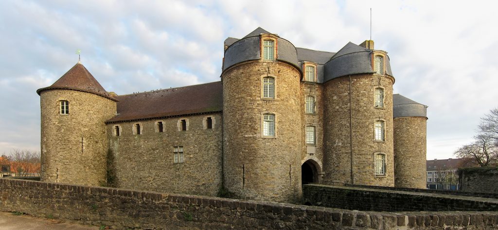 Castle of Boulogne, seen from the side.